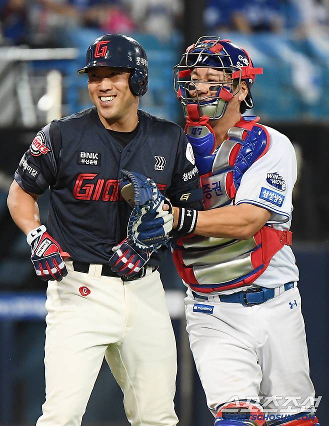 강민호가 말리자 결국 웃고 마는 전준우