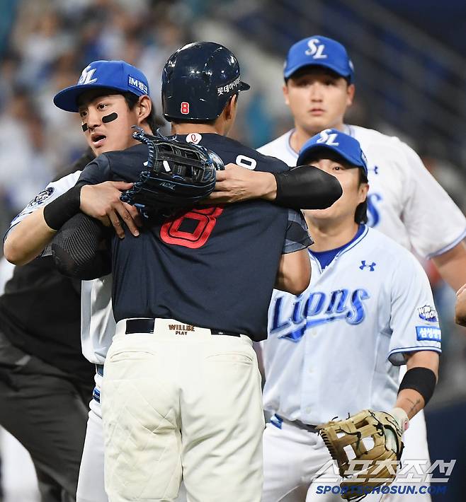 구자욱이 전준우를 말리고 있다.