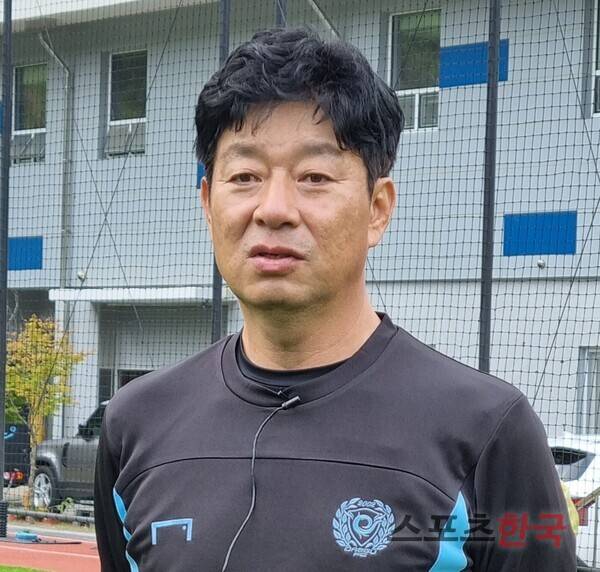 첫 공식훈련에 나선 김병수 대구FC 신임 감독. ⓒ스포츠한국 김성수 기자