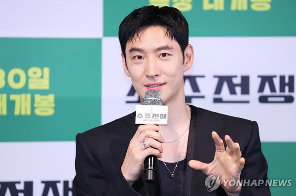 배우 이제훈이 29일 오후 서울 용산구 CGV용산아이파크몰에서 열린 영화 '소주전쟁' 언론시사회 및 기자간담회에서 인사말을 하고 있다.&nbsp;ⓒ연합뉴스