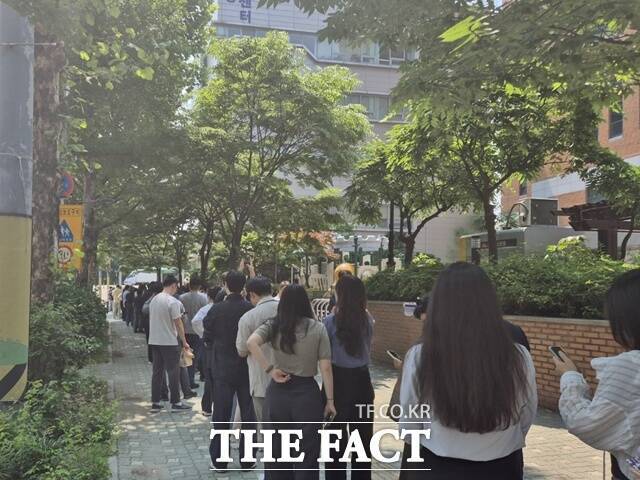 21대 대통령 선거 사전투표 첫날인 29일, 서울 영등포구 여의동 주민센터 사전투표소에는 수많은 유권자가 모여 200m가량의 대기 줄이 생겼다. /송호영 기자