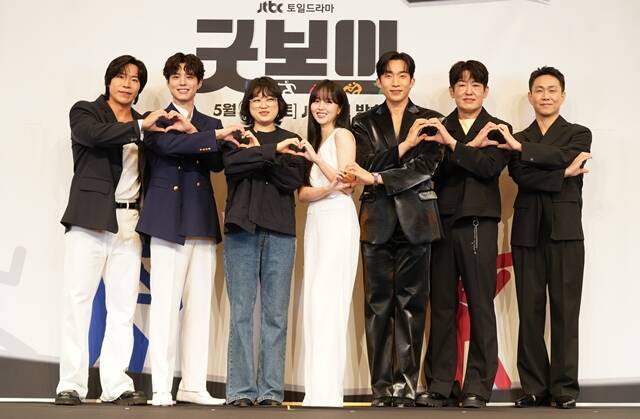 배우 태원석 박보검, 심나연 감독, 배우 김소현 이상이 허성태 오정세(왼쪽부터)가 29일 오후 2시 서울 구로구 더 링크 서울 트리뷰트 포트폴리오 호텔 웨딩에서 진행된 JTBC 새 토일드라마 '굿보이' 제작발표회에 참석했다. /JTBC