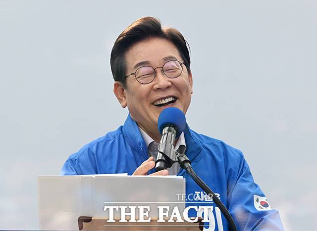 이재명 더불어민주당 대통령 후보는 정치보복에는 선을 그으면서도 "초보적 정의를 포기하면 안 된다"며 내란 세력에는 엄정한 책임을 묻겠다고 29일 밝혔다. 주변인들이 검찰 수사를 받다 사망한 것과 관련해선 "가슴 아프다"고 심경을 토로했다. /배정한 기자