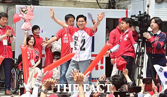 국민의힘 김문수 대통령 후보가 29일 인천 부평문화의거리에서 열린 유세에서 지지자들과 손인사를 하며 입장하고 있다. /남윤호 기자