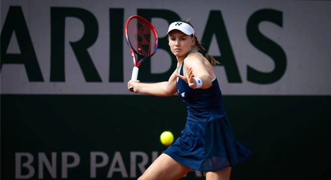 엘레나 리바키나가 28일 2025 롤랑가로스 여자단식 2라운드에서 포핸드를 구사하고 있다. 사진/WTA 투어