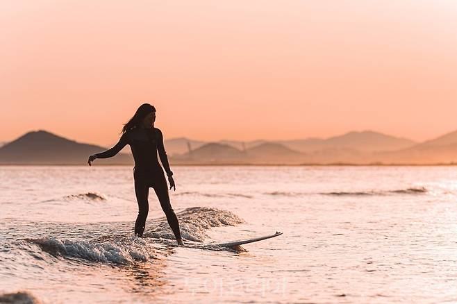 부산 다대포 선셋 서핑 / 사진-부산관광공사&nbsp;