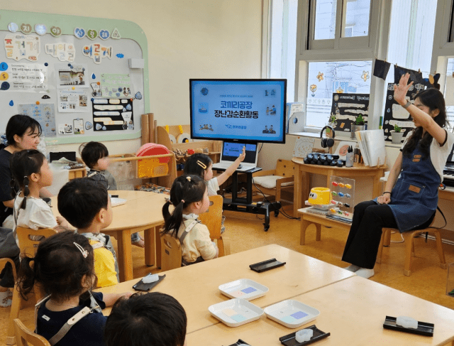 28일 롯데케미칼 의왕사업장 직장어린이집 원아를 대상으로 자원순환 인식 개선 교육을 실시하고 있다.