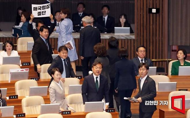 한덕수 대통령 권한대행이 24일 오전 서울 여의도 국회 본회의장에서 2025년도 제1회 추가경정예산안에 대한 정부의 시정연설에 나서자, 조국혁신당과 사회민주당, 진보당 의원들이 매국협상 중단할 것을 요구하며 퇴장하고 있다. 2025.4.24 김현민 기자