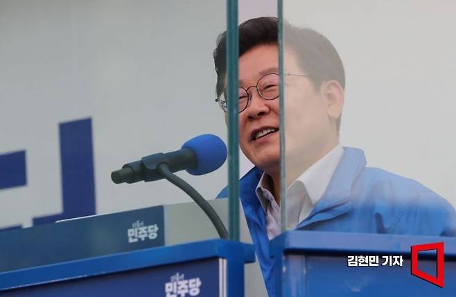 이재명 더불어민주당 대선 후보가 28일 서울 성동구 왕십리역 광장에서 열린 유세에서 연설하고 있다. 2025.5.28 김현민 기자