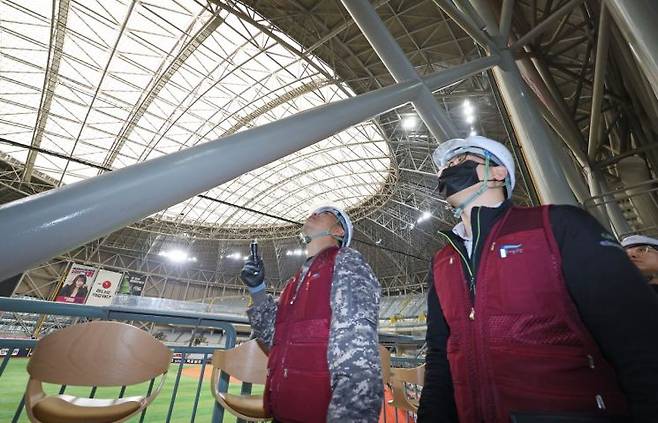 창원 NC파크 구조물 추락사고가 발생한 뒤인 지난 4월1일 서울시설공단 관계자들이 서울 구로구 고척스카이돔 긴급 점검을 하고 있다.   [사진 제공= 연합뉴스]