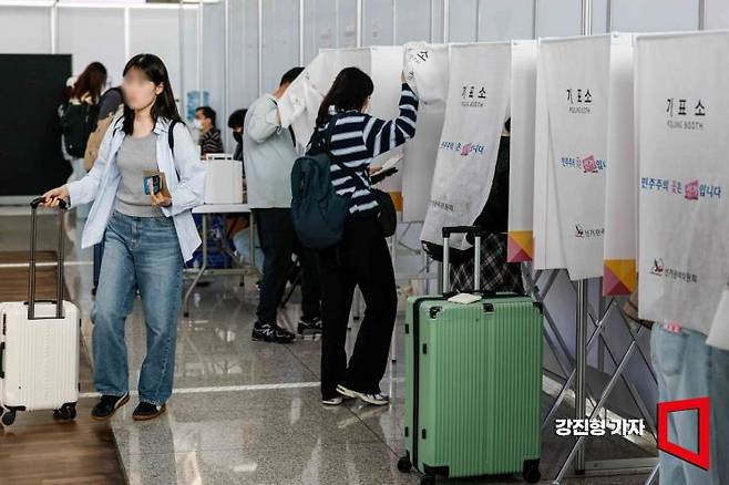 제21대 대통령선거 사전투표가 시작된 29일 인천국제공항 제1여객터미널에 마련된 사전투표소를 찾은 여행객들이 출국에 앞서 투표 하고 있다. 2025.5.29. 강진형 기자