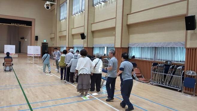 29일 전남 영광군 홍농읍 사전투표소에 지역민들이 소중한 한표를 행사하기 위해 투표장을 찾았다. 심진석 기자