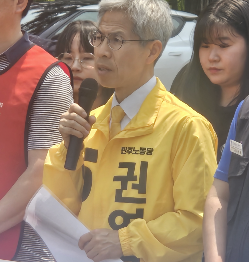권영국 민주노동당 대통령 후보가 29일 광주 금호타이어 공장 앞에서 기자회견을 열고 발언하고 있다.