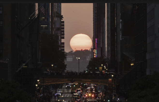 뉴욕 42번가의 건물 사이로 보이는 맨해튼헨지. AP연합뉴스