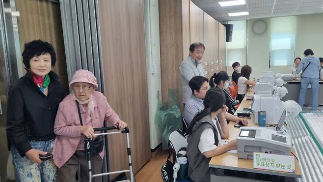 제21대 대통령 선거 사전투표 첫날인 29일 오전 광주 남구 진월동행정복지센터에 김인순(101) 할머니가 며느리 이명자(68)씨의 부축을 받으며 투표소로 입장하고 있다. 민찬기 기자