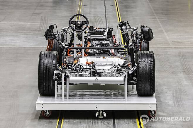 포르쉐가 전동화 전환을 가속화하며 고전압 배터리 철학을 공유했다(포르쉐)