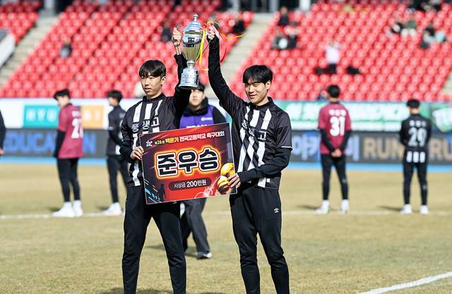 ▲ 성남 FC U-18 풍생고등학교 김영한(왼쪽)과 임동하(오른쪽)가 '제26회 백운기 전국고등학교 축구대회'에서 준우승을 차지한 후 지난 3월에 열린 성남FC 홈경기에서 세리머니를 진행하고 있다.