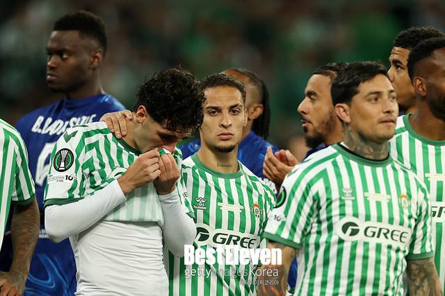 2024-25 UEFA 유로파 컨퍼런스리그 결승전 패배 후 눈물을 훔치는 레알 베티스 선수들(사진=Getty Images)