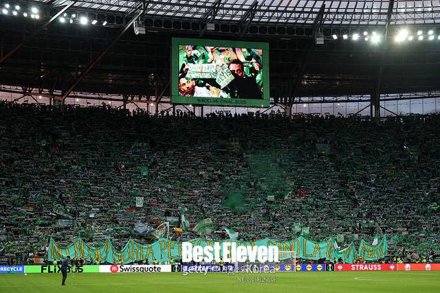 브로츠와프 스타디움 전광판과 레알 베티스 팬들. 레알 베티스 팬들은 "완벽한 영광이 아닌, 너의 이름을 원한다"는 메시지로 팀을 응원했다.(사진=Getty Images)