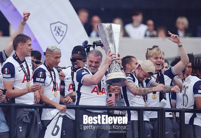 앤지 포스테코글루 토트넘 홋스퍼 감독이 UEFA 유로파리그 우승 트로피를 들어 올리며 환호하고 있다.&nbsp;(사진=Getty Images)