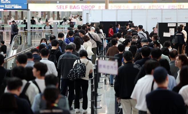 제21대 대통령 선거 사전투표 첫날인 29일 인천국제공항 제1여객터미널 G체크인카운터 앞에 설치된 인천공항 사전투표소에서 여행을 앞둔 유권자들이 사전투표를 하기 위해 줄을 서고 있다. /뉴시스