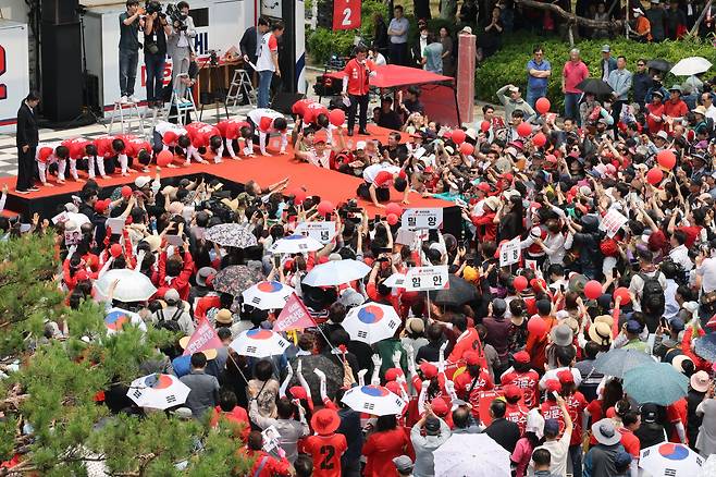 김문수 국민의힘 대통령 후보가 28일 경남 김해시 김수로왕릉공원 앞 유세에서 시민들에게 큰절하고 있다. /뉴스1