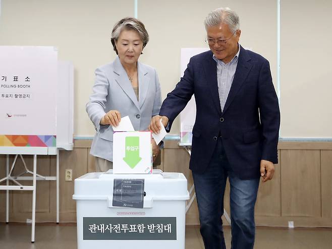 문재인 전 대통령과 부인 김정숙 여사가 제21대 대통령선거 사전투표 첫날인 29일 오전 경남 양산시 하북면주민자치센터에 마련된 하북면 사전투표소에서 투표를 하고 있다. /뉴스1