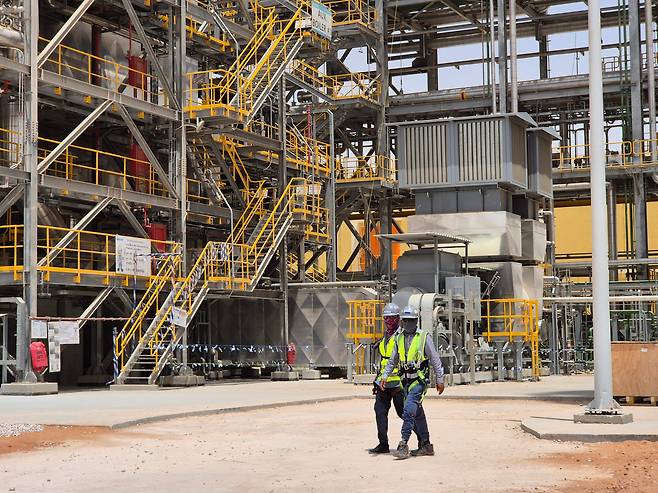 뜨거운 모래바람이 속 마스크와 옷으로 온몸을 감싼 직원들이 자푸라 열병합발전소 작업 현장으로 향하고 있다. / 산업통상자원부 공동취재단 제공