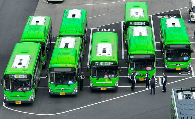 서울 시내의 한 공영버스 차고지. /연합뉴스