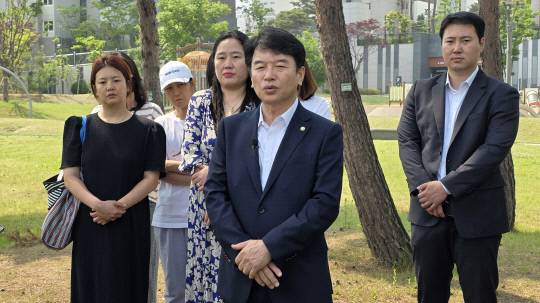 문진석 더불어민주당 충남도당 위원장이 29일 내포신도시에서 사전투표를 한 뒤 이재명 후보를 비판한 김태흠 지사를 직격했다. 김동근 기자