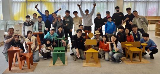 세종문화관광재단은 한글시민예술가 양성사업의 일환으로, 한글에 상상력을 더해 한글의 자모음을 분해·재조립하는 과정을 통해 세계에서 하나밖에 없는 한글 의자를 만들어 보는 '손모아 한글 맞댐' 사업을 추진하고 있다. 재단 제공