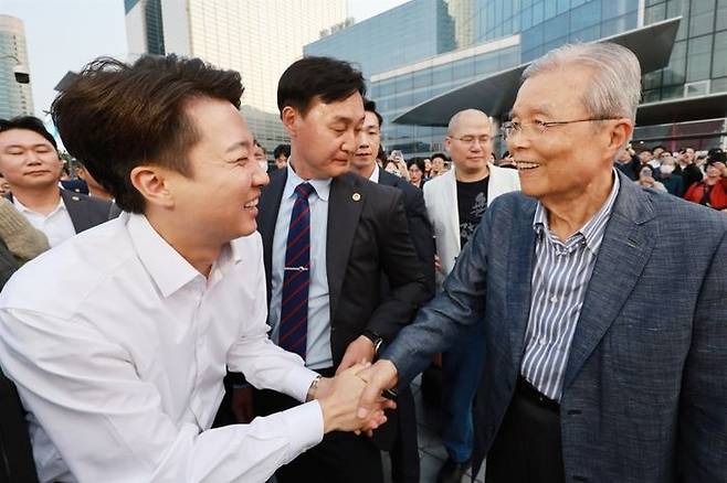 김종인 전 국민의힘 비상대책위원장이 28일 서울 강남구 코엑스 동문에서 열린 이준석 개혁신당 대선 후보의 집중유세 현장을 찾아 이 후보를 격려하고 있다. ⓒ연합뉴스
