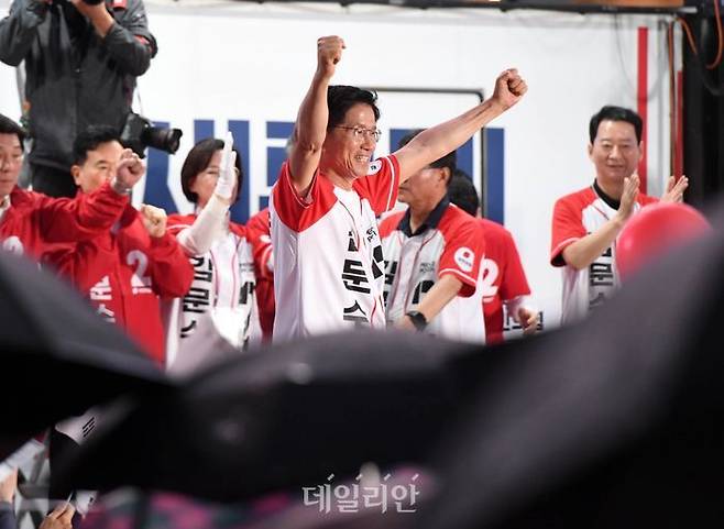 김문수 국민의힘 대선 후보가 28일 오후 대구 중구 아트스퀘어 앞에서 열린 "필승으로 이어질, 대구의 함성" 유세에서 지지를 호소하고 있다. ⓒ데일리안 방규현 기자