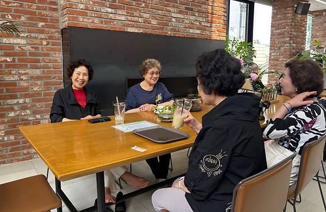 28일 서울 동작구 상도동 한강새마을금고 카페에서 이용객들이 대화를 나누고 있다.ⓒ데일리안 박상우 기자