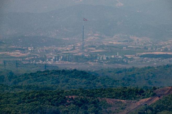경기도 파주시 접경지역에서 바라본 서부전선 비무장지대(DMZ)에서 북한 기정동의 인공기가 펄럭이고 있다. ⓒ연합뉴스