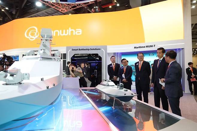 김동관 한화그룹 부회장이 지난 28일 부산 벡스코에서 열린 국내 최대 규모 해양 방산 전시회인 ‘2025 국제해양방위산업전(MADEX 2025)’ 현장을 찾아 한화 부스를 둘러보며 설명을 듣고 있다. ⓒ한화