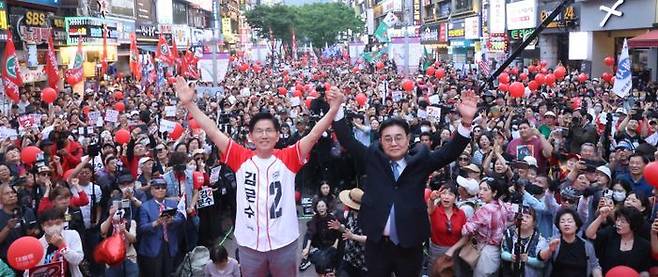 김문수 국민의힘 대선 후보가 29일 오후 경기도 안양시 유세에서 전병헌 새미래민주당 대표와 기념촬영을 하고 있다. ⓒ데일리안 방규현 기자