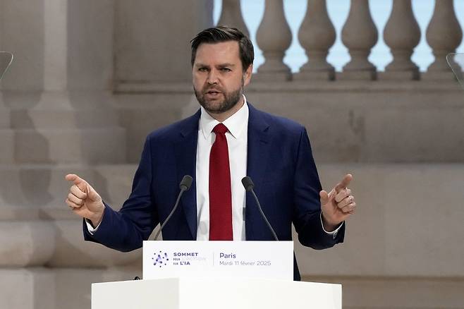 JD 밴스 미 부통령이 11일 파리에서 열린 인공지능 행동 정상회의에서 청중들에게 연설하고 있다. 2025.02.11. [파리=AP/뉴시스]