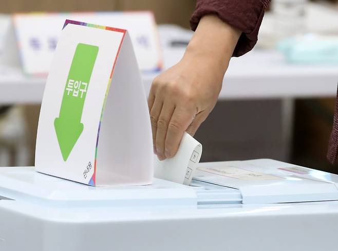 제21대 대통령선거 사전투표 첫날인 29일 오전 경남 양산시 하북면주민자치센터에 마련된 하북면 사전투표소에서 유권자가 투표를 하고 있다. 2025.5.29. 뉴스1