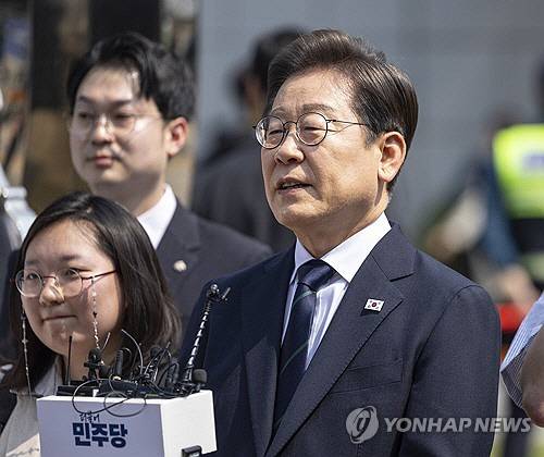 이재명 더불어민주당 대선후보가 21대 대통령선거 사전투표 첫날인 29일 서울 서대문구 신촌동 주민센터에서 투표를 마친 뒤 취재진과 인터뷰에서 질문에 답하고 있다.  [연합뉴스]