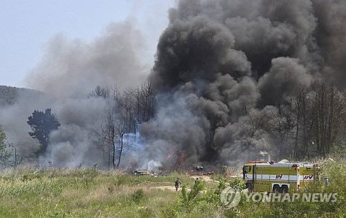 29일 오후 1시 52분 경북 포항시 남구에서 해군 초계기가 추락해 검은 연기가 치솟고 있다. [독자 제공. 포항=연합뉴스]