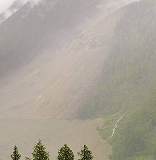 대규모 산사태가 블라텐 마을 아래까지 도달한 모습.<AP=연합뉴스>