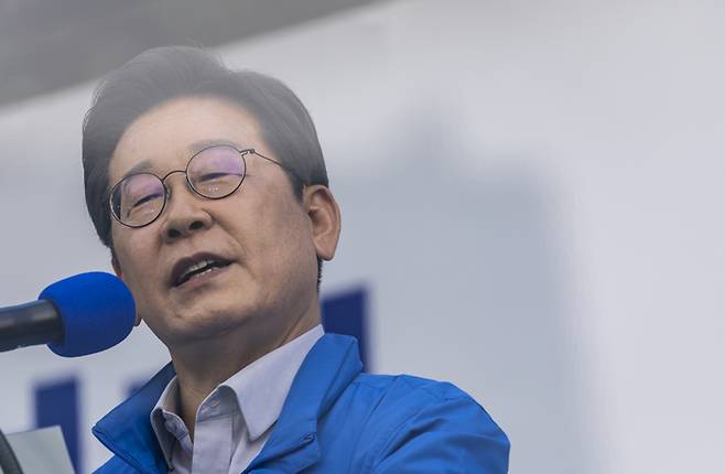 더불어민주당 이재명 대선후보가 28일 서울 왕십리역 광장에서 열린 성동구·동대문구 집중 유세에서 지지를 호소하는 연설을 하고 있다. 연합뉴스