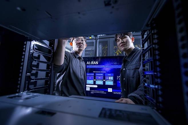 SK텔레콤 직원들이 AI-RAN 시험 장비를 활용해 연구를 진행하는 모습
