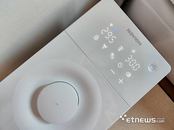 나비엔 숙면매트 사계절 에어와 연결된 슬립허브 (사진=김신영 기자)