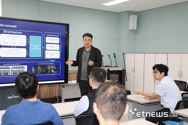 유천열 DGIST 퀀텀센싱 추진전략단장(중간)이 연구진과 연구 전략에 대해 논의하고 있다 .