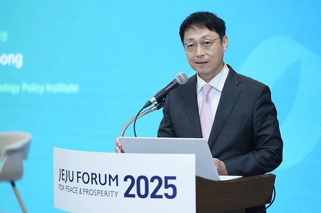 윤지웅 과학기술정책연구원장이 2025 제주포럼에 앞서 개회사를 하고 있다.