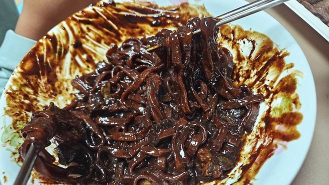 20250528_230641.jpg 저녁 와이프가 한 간짜장 사온 메밀전병과 빵