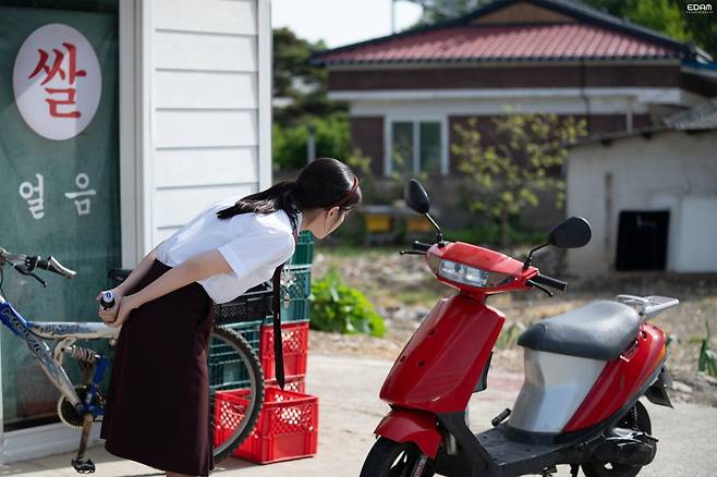 아이유 네버엔딩스토리 뮤비촬영 비하인드 사진jpg