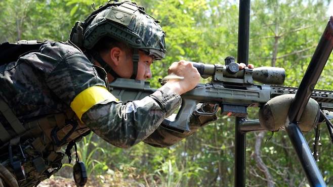 해병대사령부는 지난 26일부터 30일까지 경북 포항 수성사격장에서 육·해·공군, 해병대와 미국, 필리핀, 호주 등 총 29개 팀의 저격수들이 참가한 가운데 제4회 해병대사령관배 저격수 경연대회를 실시하고 있다.사진은 제4회 해병대사령관배 저격수 경연대회에 참가한 해병대 저격수가 표적사격 이후 추가사격을 위해 재장전 하고 있다. 해병대사령부 제공